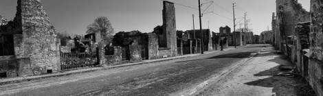 ...Rue principale d’Oradour sur Glane en noir et blanc...
