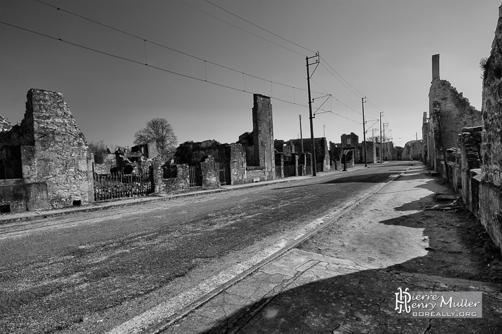 Rue principale d'Oradour sur Glane en noir et blanc