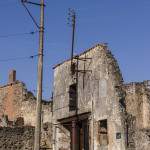 Ruine et câbles électrique à Oradour