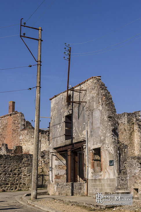 Ruine et câbles électrique à Oradour