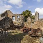 Ruine de maisons avec voitures à Oradour