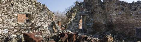 ...Ruines de maison à Oradour...