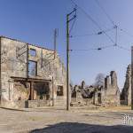 Ruines de maisons et caténaires du tramway