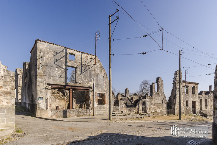 Ruines de maisons et caténaires du tramway