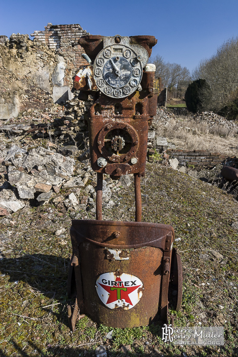 Vieille pompe à essence rouillée