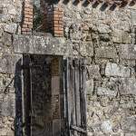 Vieux volets en bois sur une ruine de maison