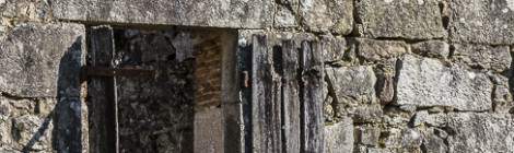 ...Vieux volets en bois sur une ruine de maison...