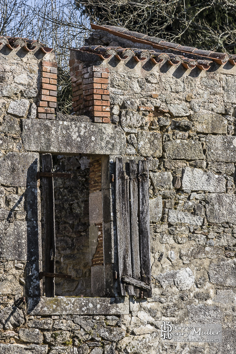 Vieux volets en bois sur une ruine de maison