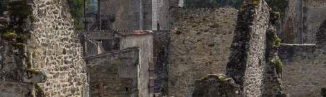 ...Village d’Oradour en ruine et son Eglise...