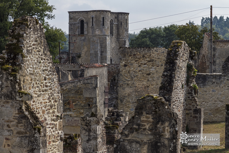 Village d'Oradour en ruine et son Eglise