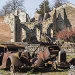 Voitures et village en ruine à Oradour sur Glane