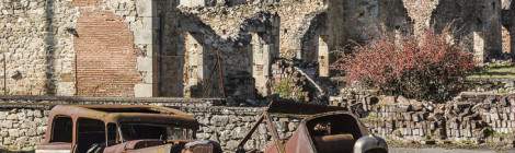 ...Voitures et village en ruine à Oradour sur Glane...