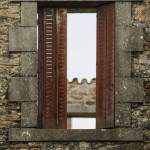 Volets rouillés d'une maison en ruine