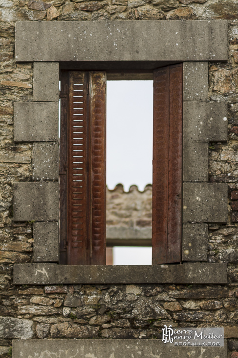 Volets rouillés d'une maison en ruine