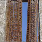 Volets rouillés dans les ruines du village