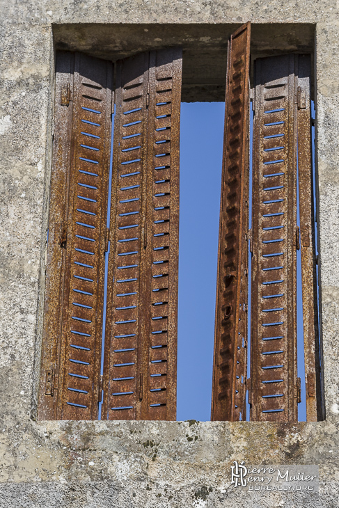 Volets rouillés dans les ruines du village