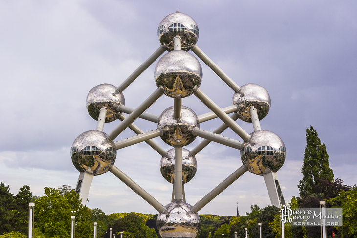 L'Atomium de Bruxelles en symétrie de face en TTHDR