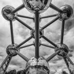 Atomium en symétrie noir et blanc HDR