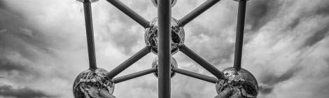 ...Atomium en symétrie noir et blanc HDR vue par en dessous....