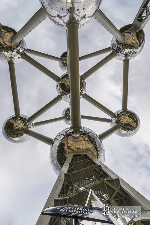 Sous l'Atomium de Bruxelles