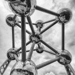 Structure de l'Atomium de Bruxelles en noir et blanc HDR