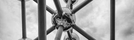 ...Structure de l’Atomium de Bruxelles en noir et blanc HDR....