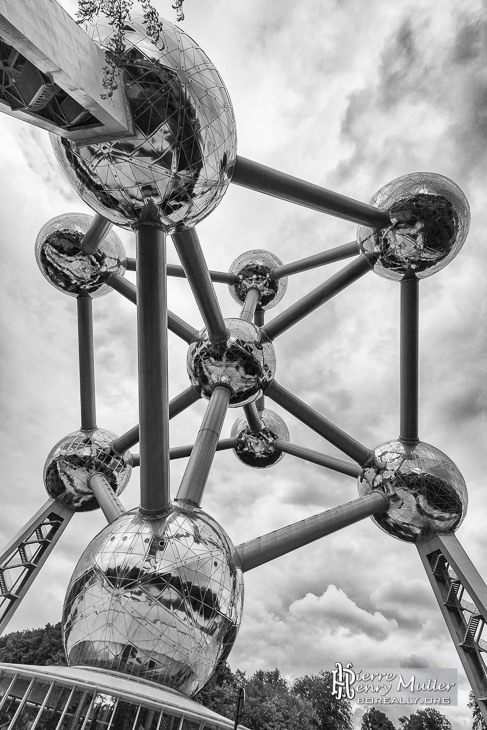 Structure de l'Atomium de Bruxelles en noir et blanc HDR