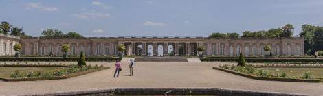 ...Bassin sur l&rsquo;all&eacute;e centrale des jardins du Grand Trianon du Ch&acirc;teau de Versailles....