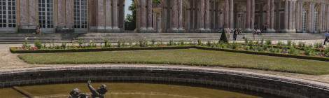 ...Bassin au milieu des jardins et galerie des colonnes au Grand Trianon du Château de Versailles....