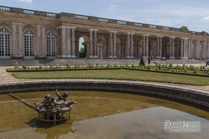 Bassin et galerie des colonnes du Grand Trianon au Château de Versailles