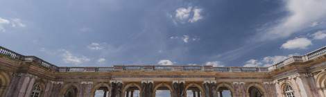 ... La Cour d’Honneur et la galerie des colonnes du Grand Trianon dans le parc du Château de Versailles. ...