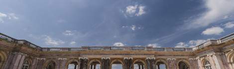 ...La Cour d’Honneur et la galerie des colonnes du Grand Trianon dans le parc du Château de Versailles....