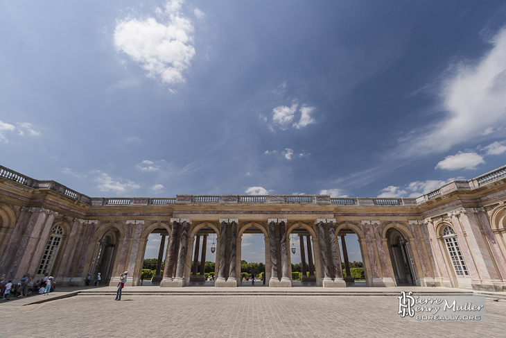 Galerie des colonnes de la Cour d'Honneur du Grand Trianon du Château de Versailles