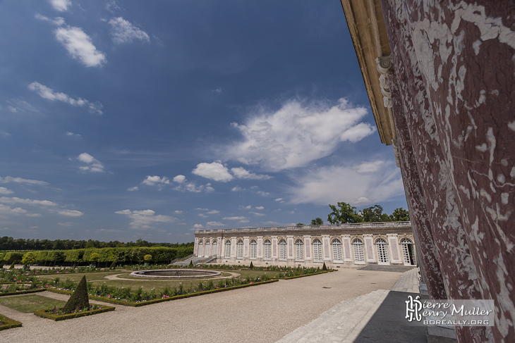 Galerie des colonnes les jardins et le bassin du Grand Trianon au Château de Versailles