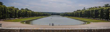 ...Le Grand Canal du parc du Château de Versailles possède deux axes, un est-ouest le principal et l’axe nord-sud ici vu depuis le Grand Trianon....