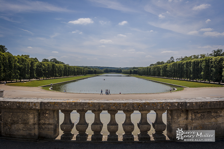 Grand Canal perpendiculaire nord-sud du parc du Château de Versailles