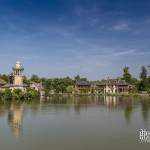 Hameau de la reine Marie-Antoinette et son étang dans le parc du Château de Versailles