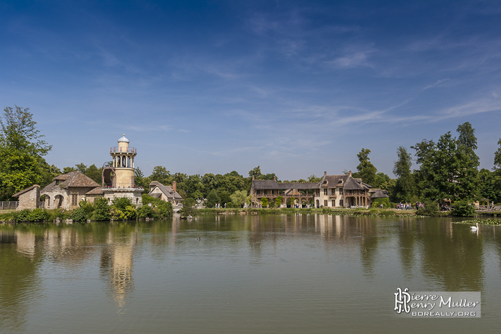 Hameau de la reine Marie-Antoinette et son étang dans le parc du Château de Versailles