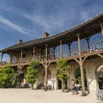 Maison du Billard et la galerie découverte reliant la Maison de la Reine