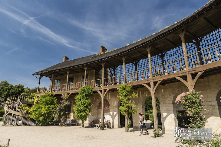 Maison du Billard et la galerie découverte reliant la Maison de la Reine