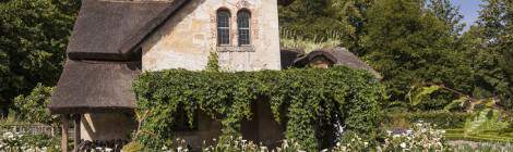 ...Entour&eacute; de cultures la Maison du garde a une vue sur l&rsquo;ensemble du domaine du Hammeau de la Reine &agrave; des fin de surveillances....