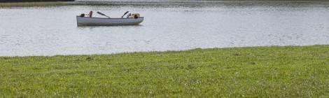 ...Deux personnes font la sieste dans une barque à rame sur le Grand Canal du Parc du Château de Versailles....
