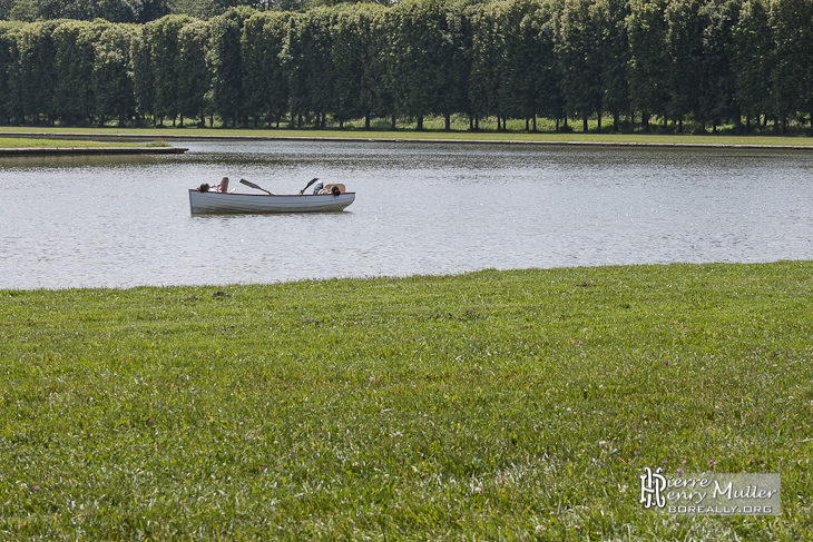 Sièste dans une barque sur le Grand Canal du Château de Versailles