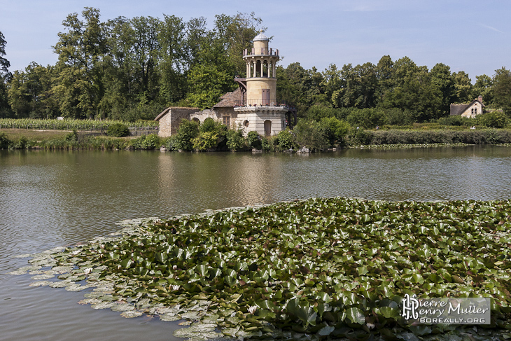 Tour de Malborough un phare dominant le Grand Lac du Hammeau de la Reine