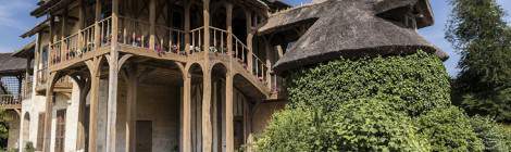 ...Vue lat&eacute;rale de la Maison de la Reine situ&eacute; au centre du Hammeau....