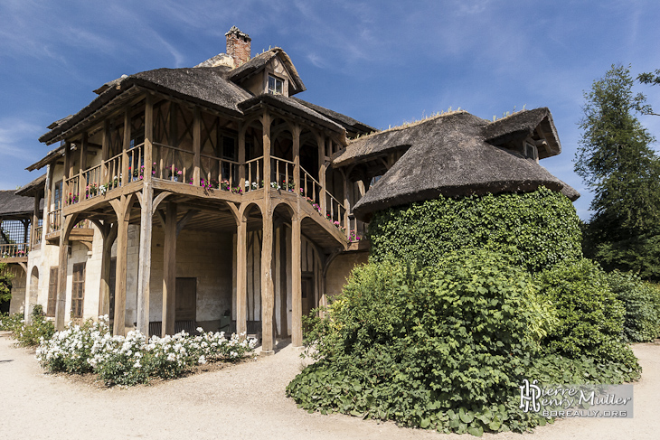 Vue latérale de la Maison de la Reine Marie-Antoinette au Château du Parc de Versailles