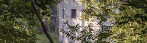 ...La Colonne détruite du Désert de Retz à Chambourcy au travers de la végétation de la forêt de Marly....