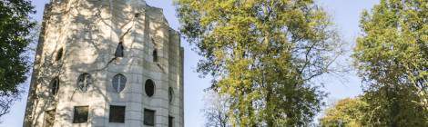 ...La Colonne détruite est posée sur une petite bute entourée de végétation. La vue depuis le contre bas renforce l’impression de grandeur de cet édifice....