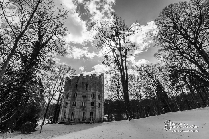 Colonne détruite du Désert de Retz sous la neige