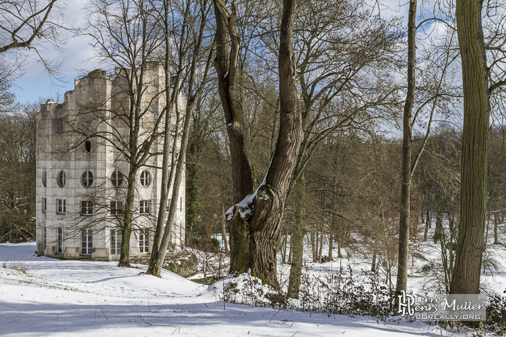 Colonne Détruite dans la forêt de Chambourcy en hiver